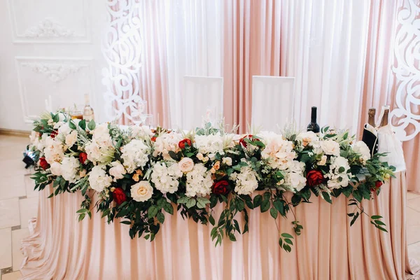 Tischdekoration Mit Blumen Auf Dem Tisch Tischdekoration Bei Kerzenschein — Stockfoto