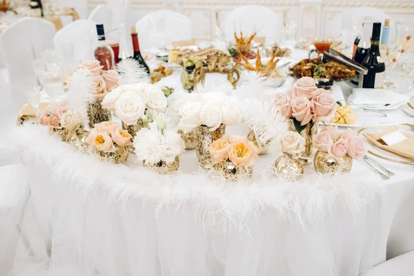 Tischdekoration Mit Blumen Auf Dem Tisch Schloss Tischdekoration Für Das — Stockfoto