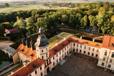 Nesvizh, Minsk Bölgesi, Belarus 'taki Ortaçağ Kalesi' nin üst manzarası. Nesvizh Kalesi.
