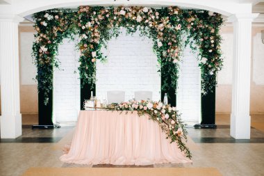 Düğün masası süslemesi. Restoran masasının üstünde çiçekler var. Mum ışığında akşam yemeği için dekorasyon..