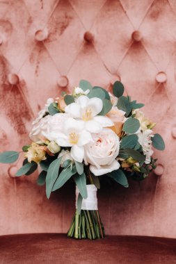 Masasında güller ve yaka çiçekleri olan bir düğün buketi. Düğündeki dekor..