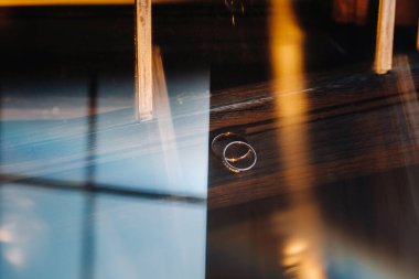 Düğün için iki altın alyans yakın plan..