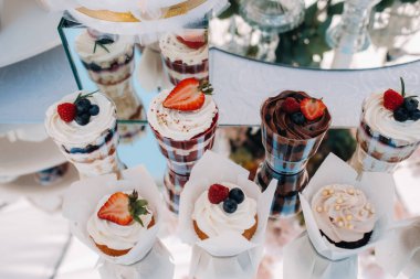 Düğündeki güzel masa. Festivalde pasta ve şekerlerle dolu bir masa..