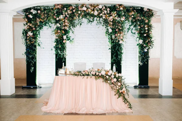 Dekoration Des Hochzeitstisches Mit Blumen Auf Dem Tisch Restaurant Tischdekoration — Stockfoto