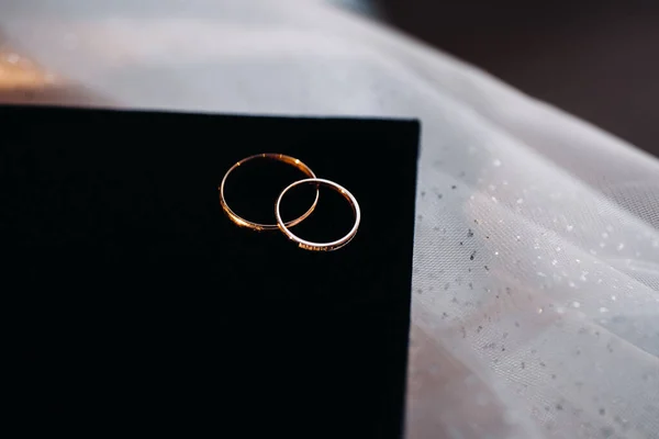 为婚礼准备两个金戒指的特写 — 图库照片