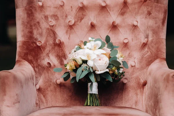 Bouquet Mariage Avec Des Roses Sur Table Une Boutonnière Décor — Photo