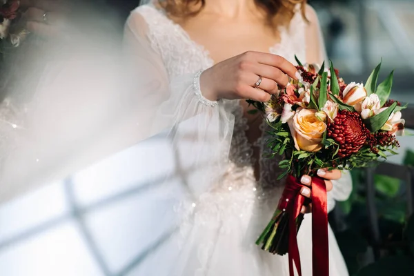 Bouquet Sposa Nelle Mani Della Sposa Arredamento Matrimonio — Foto Stock