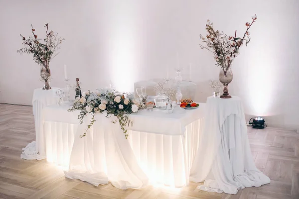 Tischdekoration Mit Blumen Auf Dem Tisch Winterlichen Stil — Stockfoto