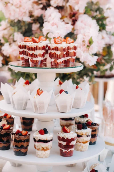 Süßer Tisch Bei Der Hochzeit Tisch Mit Kuchen Und Süßigkeiten — Stockfoto