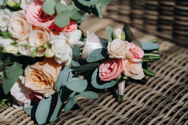 Ramo Bodas Con Peonías Rosas Una Silla Boutonniere Decoración Boda — Foto de Stock