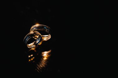 Düğün için iki altın alyans yakın plan..