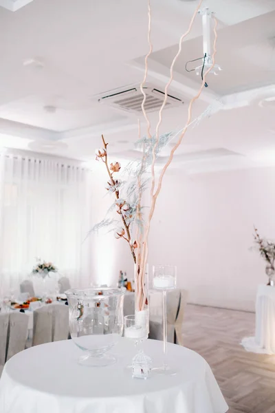 Tischdekoration Mit Blumen Auf Dem Tisch Winterlichen Stil — Stockfoto