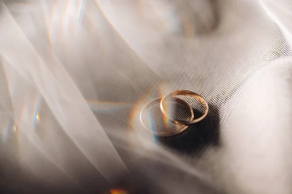 为婚礼准备两个金戒指的特写 — 图库照片