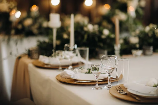 テーブルの上の花と結婚テーブルの装飾キャンドルライトディナーテーブルの装飾 — ストック写真