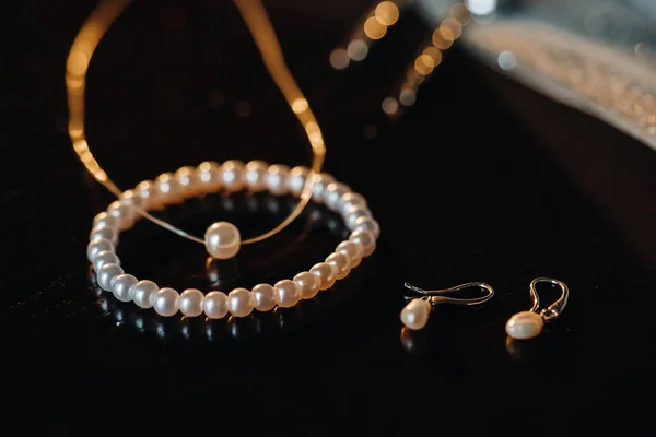 Accessoires Für Die Braut Ohrringe Auf Dem Schleier Weiße Hochzeit — Stockfoto