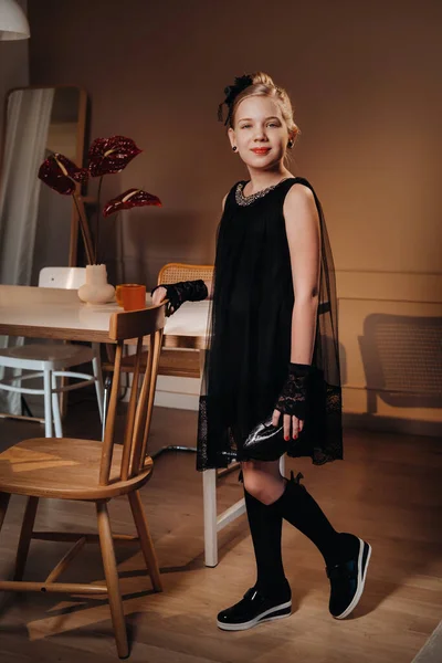 Ein Stilvolles Kleines Mädchen Einem Schwarzen Kleid Steht Inneren Neben — Stockfoto