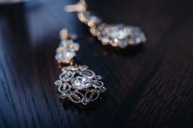 Gelin için aksesuarlar. Peçedeki küpeler. Beyaz alyanslar. Metin ve reklamlar için boşluk