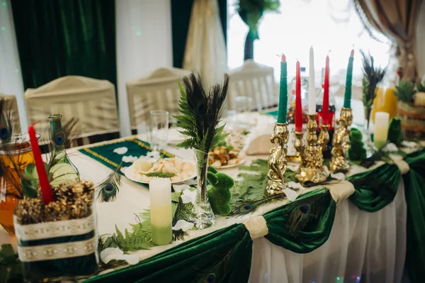 Masanın Üzerinde Yeşil Renkli Çiçekler Olan Bir Düğün Masası Dekorasyonu — Stok fotoğraf
