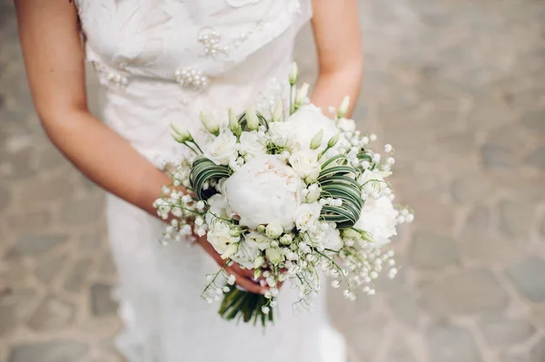 Bouquet Sposa Con Peonie Nelle Mani Della Sposa Sotto Velo — Foto Stock