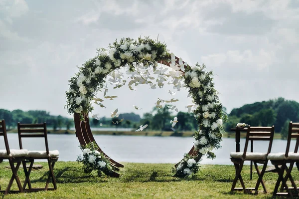 Bröllopsceremoni Gatan Den Gröna Gräsmattan Dekor Med Färska Blommor Valv — Stockfoto