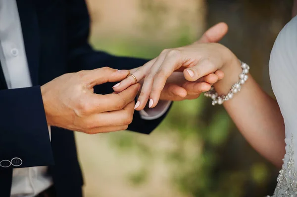 Novio Pone Anillo Compromiso Dedo Novia Día Boda — Foto de Stock