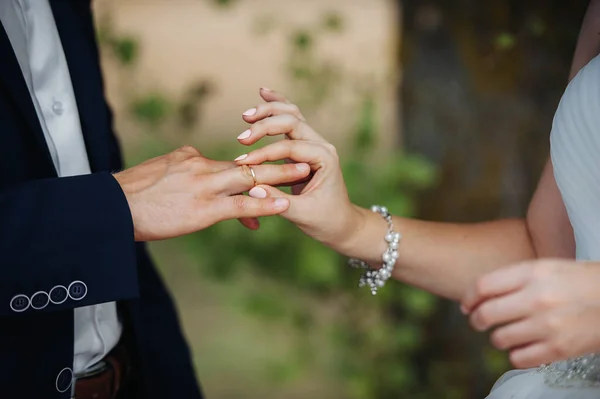 Día Boda Novia Pone Anillo Compromiso Dedo Del Novio — Foto de Stock