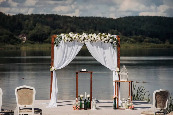 Bröllopsceremoni Gatan Den Gröna Gräsmattan Dekor Med Färska Blommor Valv — Stockfoto