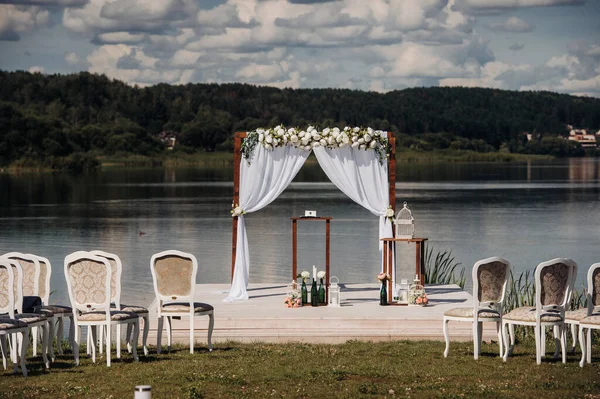 Bröllopsceremoni Gatan Den Gröna Gräsmattan Dekor Med Färska Blommor Valv — Stockfoto