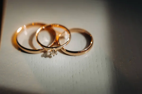 Nahaufnahme Von Zwei Goldenen Eheringen Für Eine Hochzeit — Stockfoto