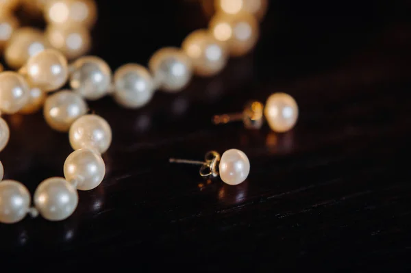 Accessoires Für Die Braut Ohrringe Und Ein Armband Weiße Hochzeitsringe — Stockfoto