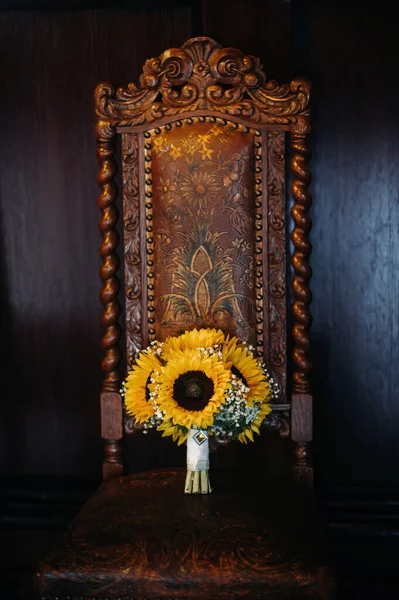 Ein Brautstrauß Aus Sonnenblumen Liegt Auf Einem Antiken Stuhl — Stockfoto