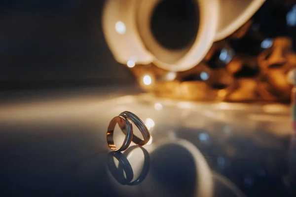 結婚式のための2つの金の結婚指輪のクローズアップ — ストック写真