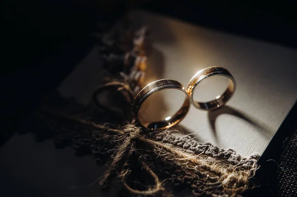 Κοντινό Πλάνο Δύο Χρυσών Βέρες Για Ένα Γάμο — Φωτογραφία Αρχείου