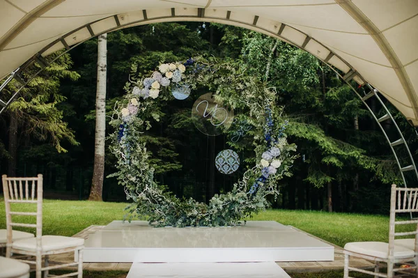 Wedding Ceremony Street Green Lawn Decor Fresh Flowers Arches Ceremony — Stock Photo, Image