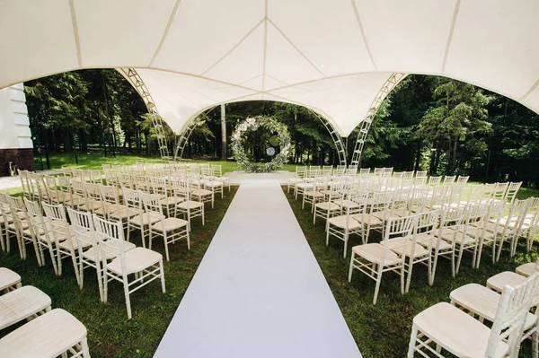 Cerimônia Casamento Rua Gramado Verde Decor Com Arcos Flores Frescas — Fotografia de Stock