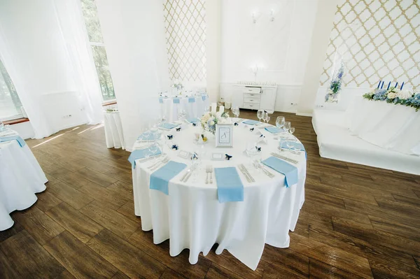 Hochzeitstischdekoration Mit Blauen Blumen Auf Dem Tisch Restaurant Tischdekoration Für — Stockfoto