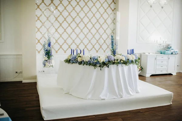 Hochzeitstischdekoration Mit Blauen Blumen Auf Dem Tisch Restaurant Tischdekoration Für — Stockfoto