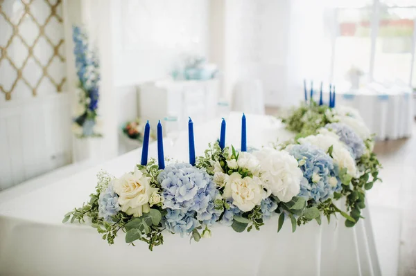 Hochzeitstischdekoration Mit Blauen Blumen Auf Dem Tisch Restaurant Tischdekoration Für — Stockfoto