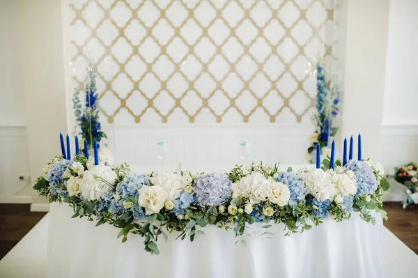 Hochzeitstischdekoration Mit Blauen Blumen Auf Dem Tisch Restaurant Tischdekoration Für — Stockfoto