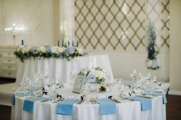 Hochzeitstischdekoration Mit Blauen Blumen Auf Dem Tisch Restaurant Tischdekoration Für — Stockfoto