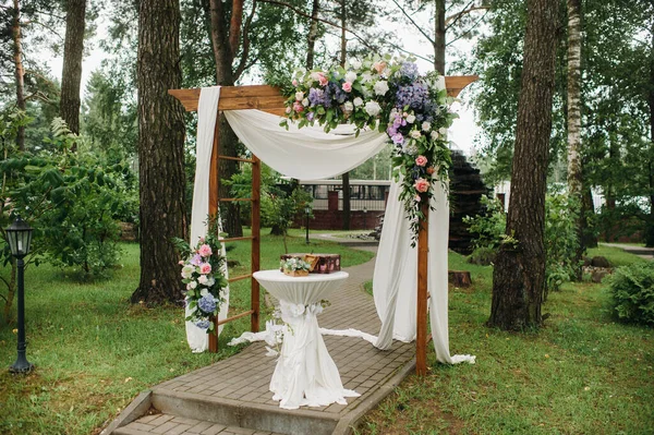 Bröllopsceremoni Gatan Den Gröna Gräsmattan Dekor Med Färska Blommor Valv — Stockfoto