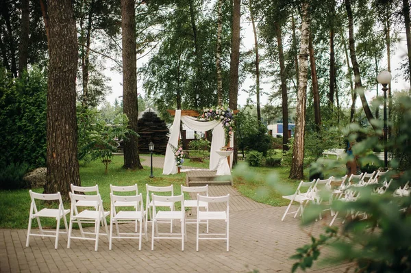 Bröllopsceremoni Gatan Den Gröna Gräsmattan Dekor Med Färska Blommor Valv — Stockfoto