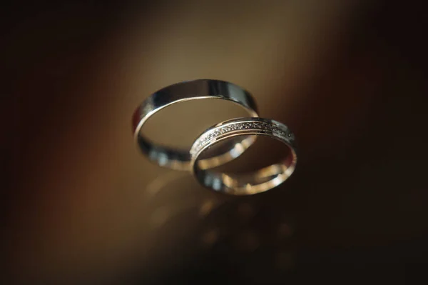 Közelkép Két Arany Jegygyűrűről Egy Esküvőre — Stock Fotó