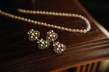 Gelin için aksesuarlar. Peçedeki küpeler. Beyaz alyanslar. Metin ve reklamlar için boşluk