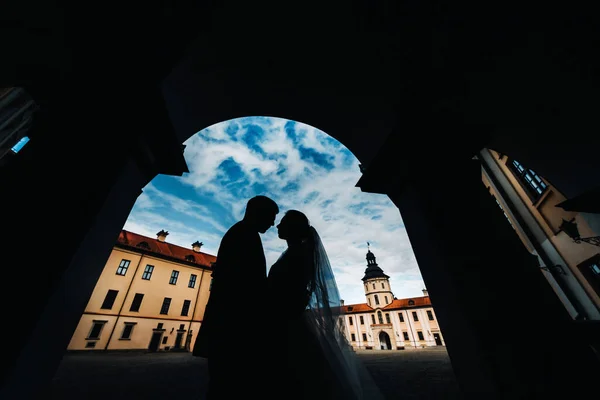 Siluety Zamilovaného Páru Při Západu Slunce Pozadí Hradu Nesvizh — Stock fotografie