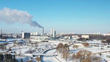 Minsk 'teki donmuş Svisloch nehrinin üzerindeki yaya köprüsünün üst görüntüsü. Beyaz Rusya