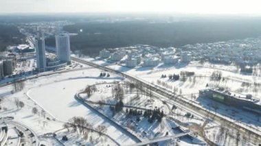 Kışın Minsk şehrinin yeni küçük bölgesinin yüksekliğinden bir görüntü. Yeni deniz feneri bölgesi ve özel sektör. Belarus.