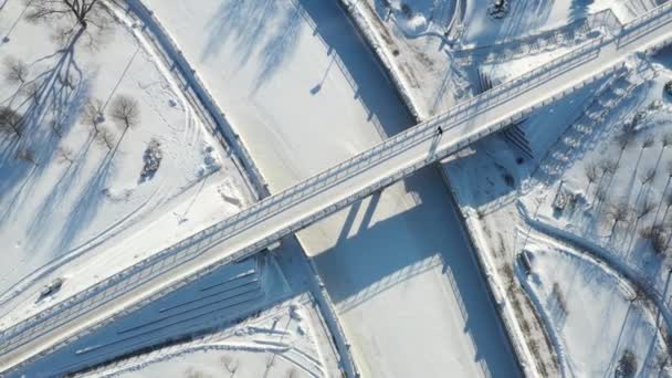 Top view of the pedestrian bridge over the frozen Svisloch river in Minsk. Belarus — Stock Video