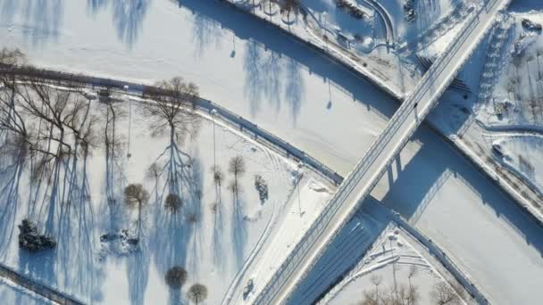 Vista superior del puente peatonal sobre el congelado río Svisloch en Minsk. Belarús — Vídeos de Stock