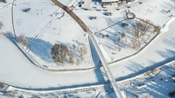 Draufsicht auf die Nationalbibliothek in Minsk im Winter. Weißrussland, öffentliche Gebäude — Stockvideo